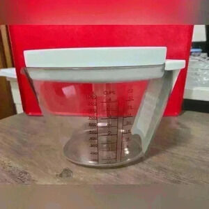 NWOT Pampered Chef Gravy Separator 4 cups/  32 oz/ 1000ml capacity